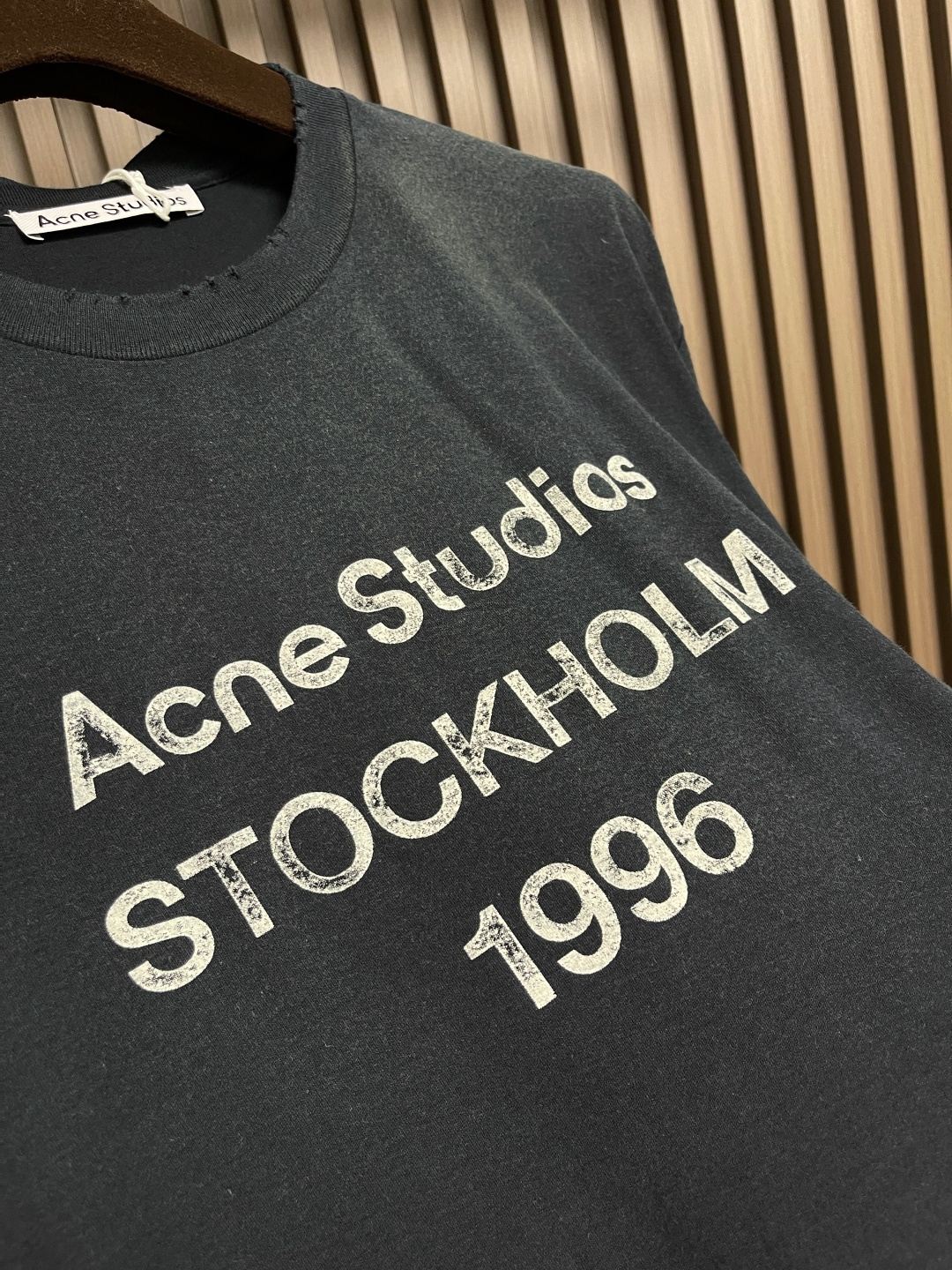 🛒🛒Acne Studios 字母印花做旧长袖T恤衫，此款长袖T恤采用休闲版型，中性风格，衣长及臀。饰有