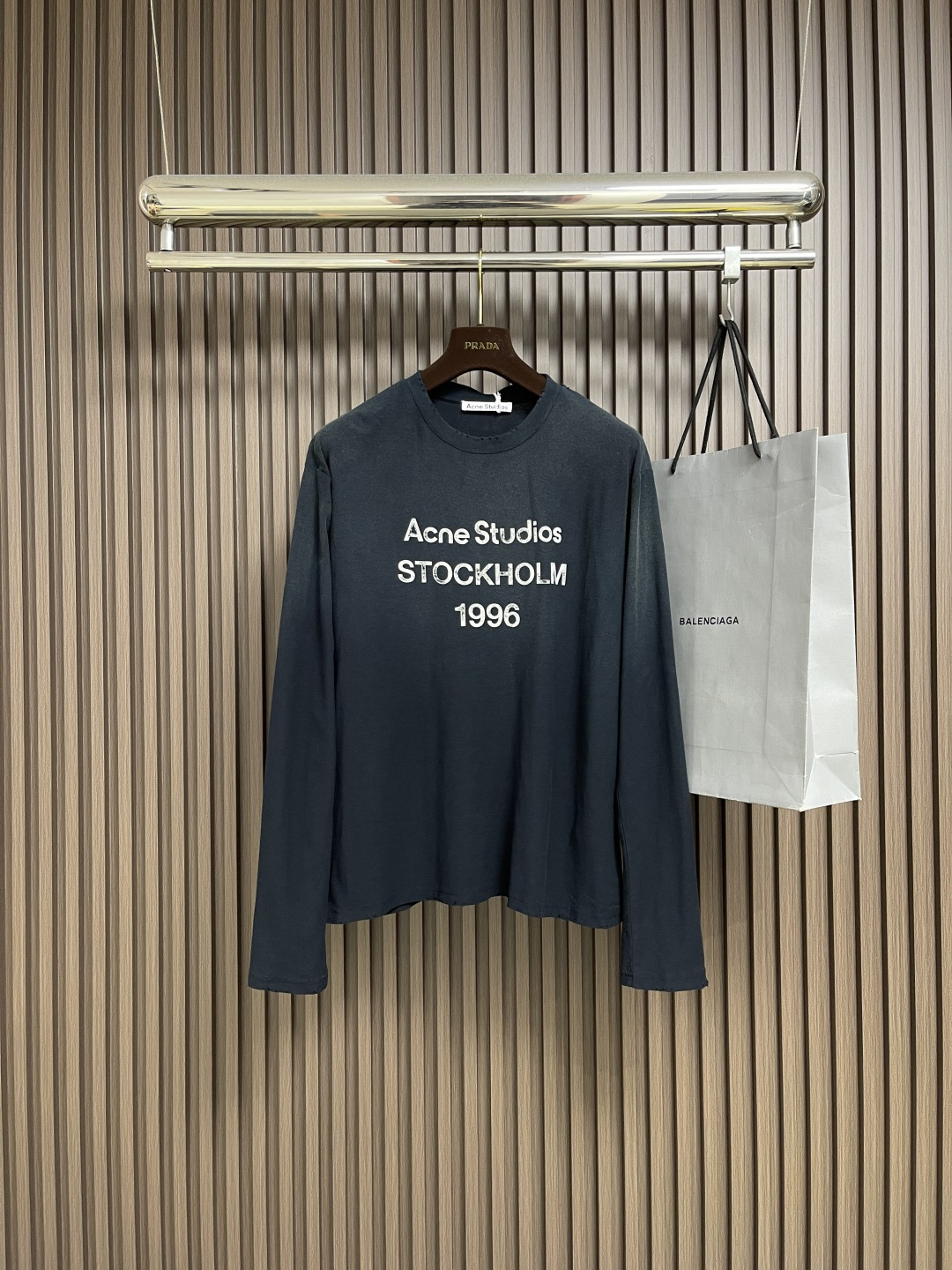 🛒🛒Acne Studios 字母印花做旧长袖T恤衫，此款长袖T恤采用休闲版型，中性风格，衣长及臀。饰有