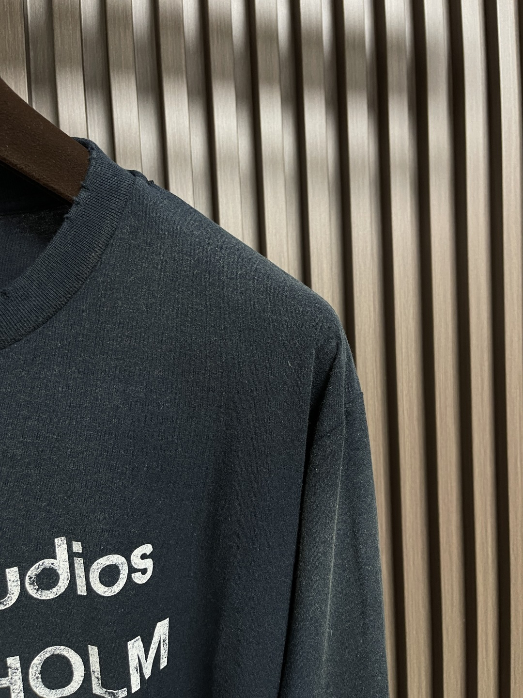 🛒🛒Acne Studios 字母印花做旧长袖T恤衫，此款长袖T恤采用休闲版型，中性风格，衣长及臀。饰有