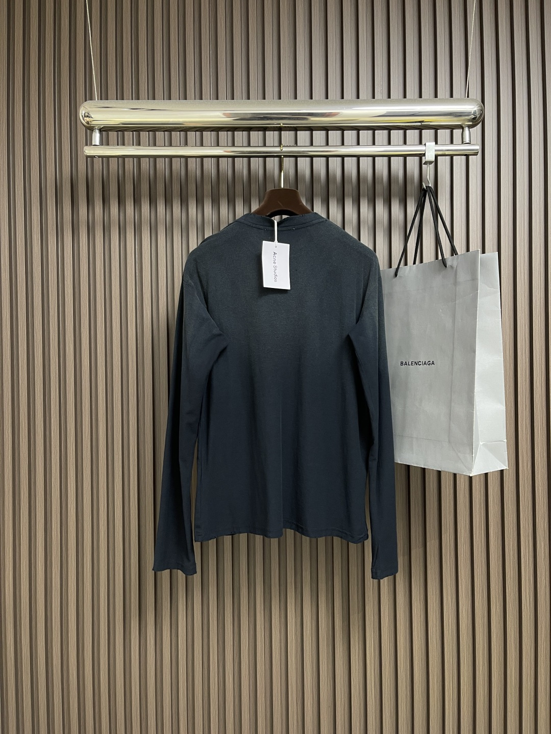 🛒🛒Acne Studios 字母印花做旧长袖T恤衫，此款长袖T恤采用休闲版型，中性风格，衣长及臀。饰有