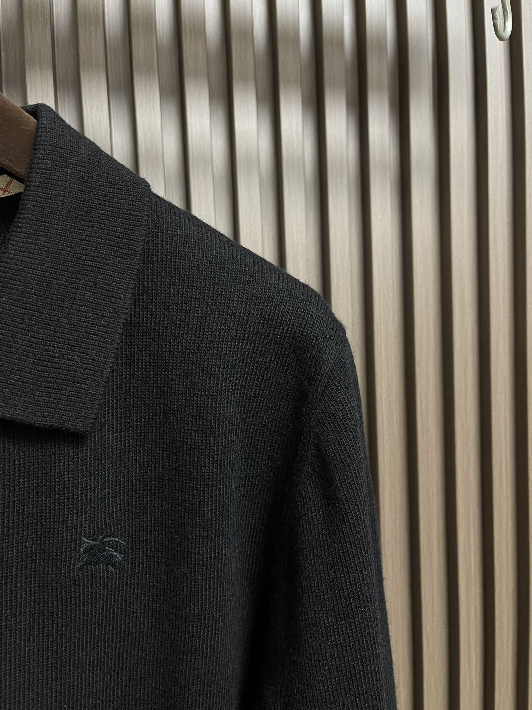 🛒🛒Burberry 战马饰刺绣领针织POLO,以羊绒为主体主导面料的手感、保暖性和轻盈感,同时提供无与 🛒🛒Burberry 战马饰刺绣领针织POLO,以羊绒为主体主导面料的手感、保暖性和轻盈感,同时提供无与