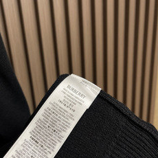 🛒🛒Burberry 战马饰刺绣领针织POLO,以羊绒为主体主导面料的手感、保暖性和轻盈感,同时提供无与 🛒🛒Burberry 战马饰刺绣领针织POLO,以羊绒为主体主导面料的手感、保暖性和轻盈感,同时提供无与