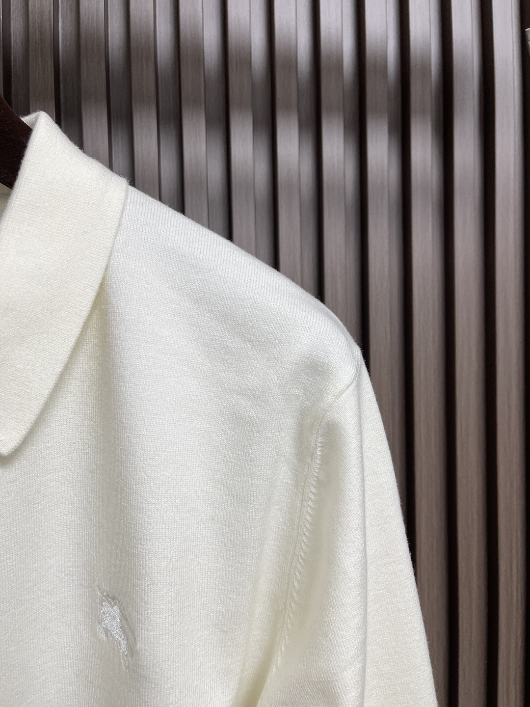 🛒🛒Burberry 战马小标刺绣POLO领针织毛衣，此款POLO领针织衫，选用轻盈纯羊毛平织面料打造。