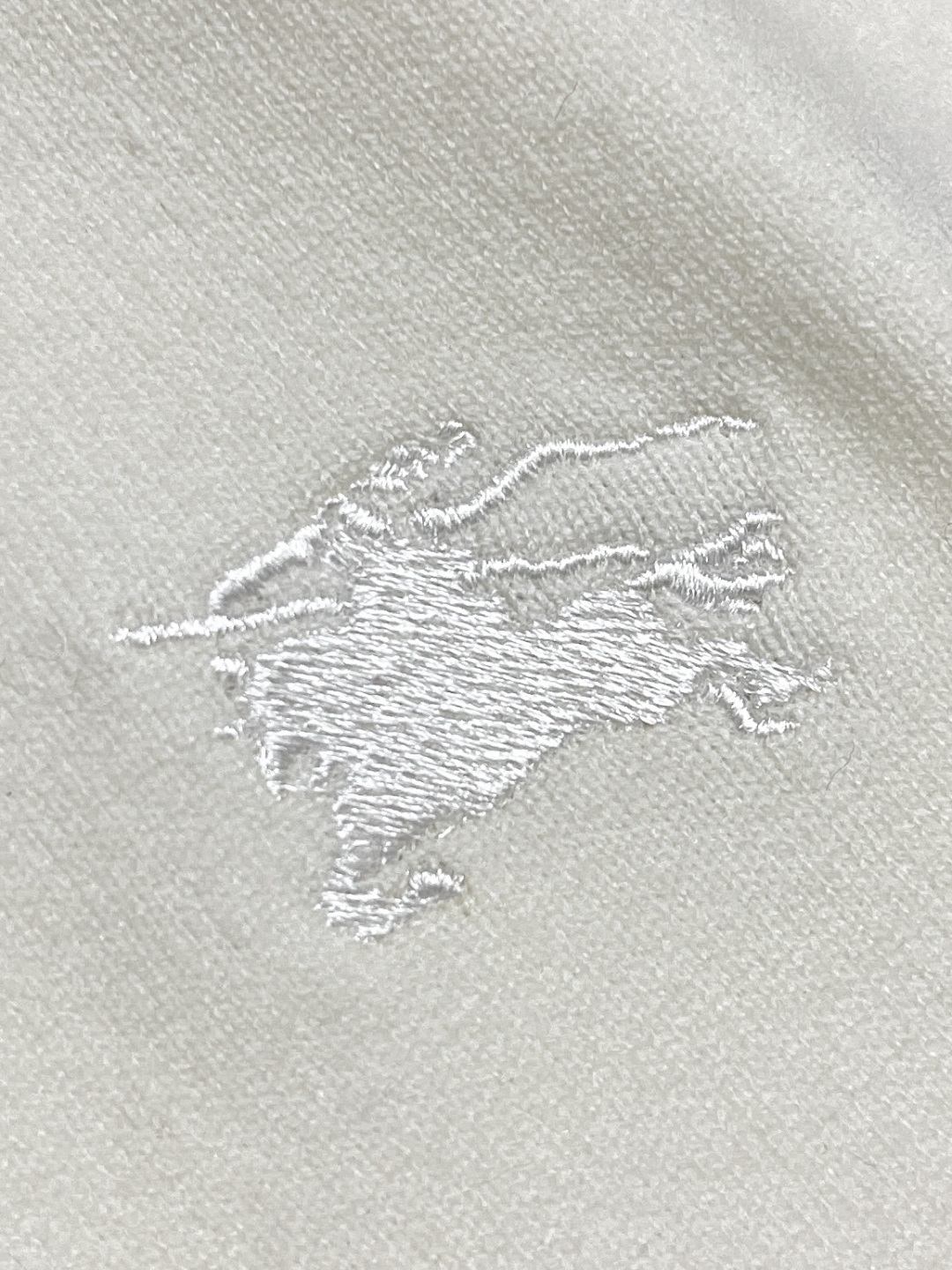 🛒🛒Burberry 战马小标刺绣POLO领针织毛衣，此款POLO领针织衫，选用轻盈纯羊毛平织面料打造。