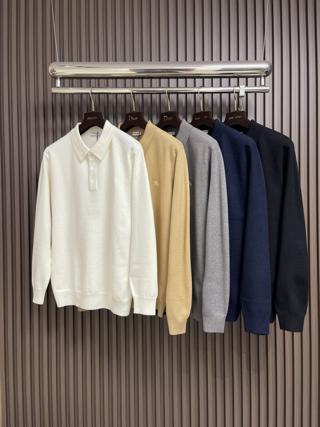 🛒🛒Burberry 战马小标刺绣POLO领针织毛衣，此款POLO领针织衫，选用轻盈纯羊毛平织面料打造。