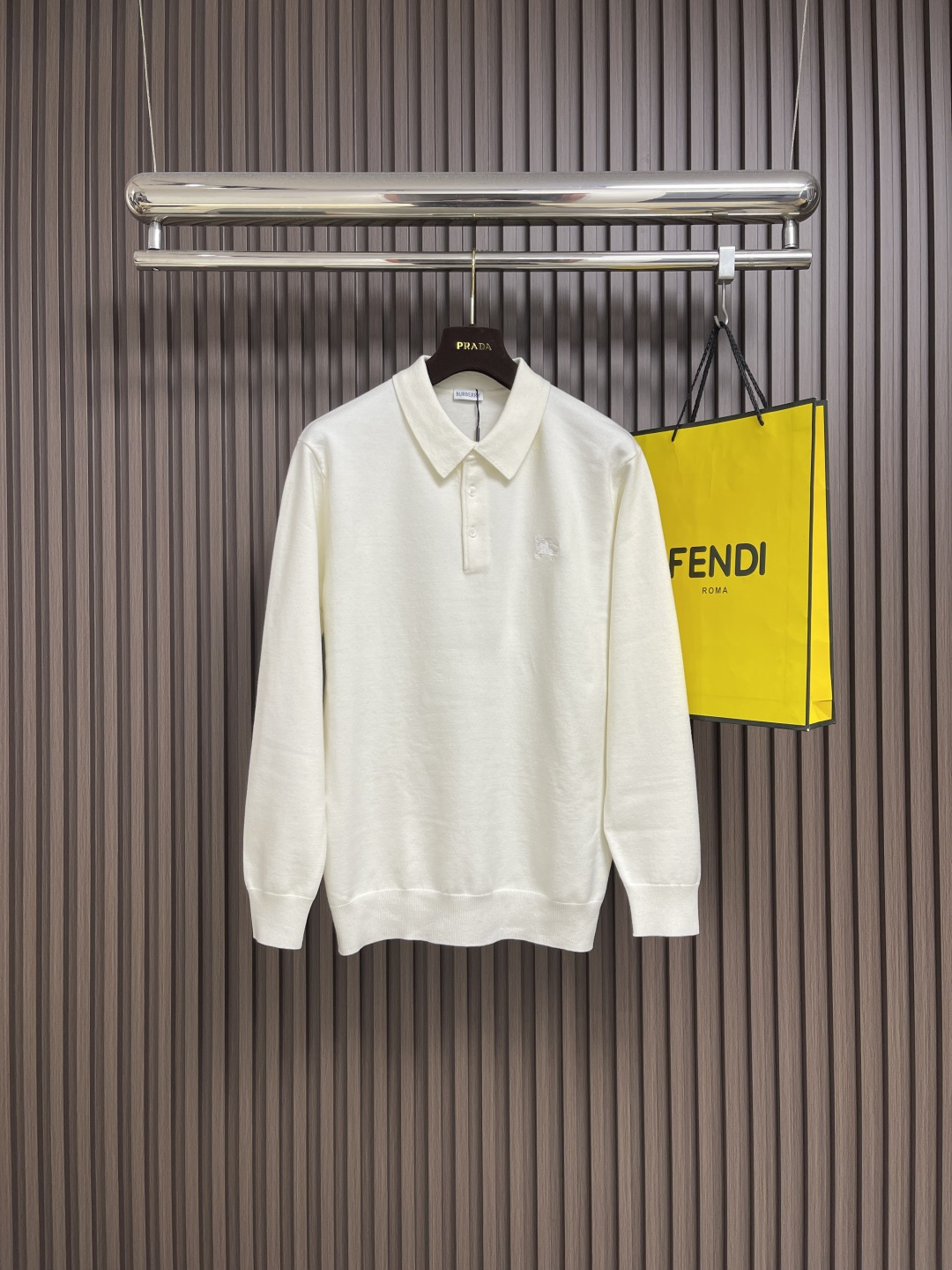 NO:529328,Burberry War Horse Small Mark Embroidery POLO Collar Knit Sweater, this POLO Collar Knit Sweater is made of light pure wool flat fabric. The knitted style presents a slim fit and embroidered with the same color Equestrian Knight logo embroidery. Size 48-56 M-3XL M/48 Bust 106 Shoulder width 44 Clothes 70 Sleeve length 62 L/50 Bust 110 Shoulder width 46 Clothes 72 Sleeve length 63 XL/52 Bust 114 Shoulder width 48 Clothes 74 Sleeve length 64 2XL/54 Bust 118 Shoulder width 50 Clothes 76 Sleeve length 65 3XL/56 Bust 122 Shoulder width 52 Clothes 77 Sleeve length 66,,burberry,sweaters,alexander wang19860909Burberry 战马小标刺绣POLO领针织毛衣,此款POLO领针织衫,选用轻盈纯羊毛平织面料打造.针织款式,呈现修身版型,点缀同色系马术骑士徽标刺绣.尺码48-56 M-3XL M/48胸围106 肩宽44 衣长70 袖长62 L/50 胸围110 肩宽46 衣长72 袖长63 XL/52胸围114 肩宽48 衣长74 袖长64 2XL/54 胸围118 肩宽50 衣长76 袖长65 3XL/56 胸围122 肩宽52 衣长77 袖长66,,burberry,sweaters,alexander wang,Men's clothing