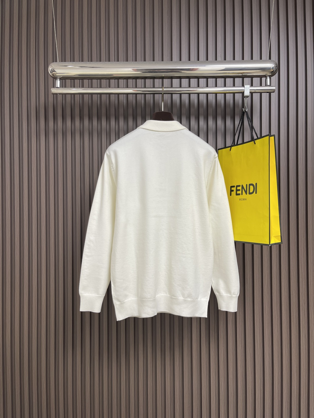 🛒🛒Burberry 战马小标刺绣POLO领针织毛衣，此款POLO领针织衫，选用轻盈纯羊毛平织面料打造。