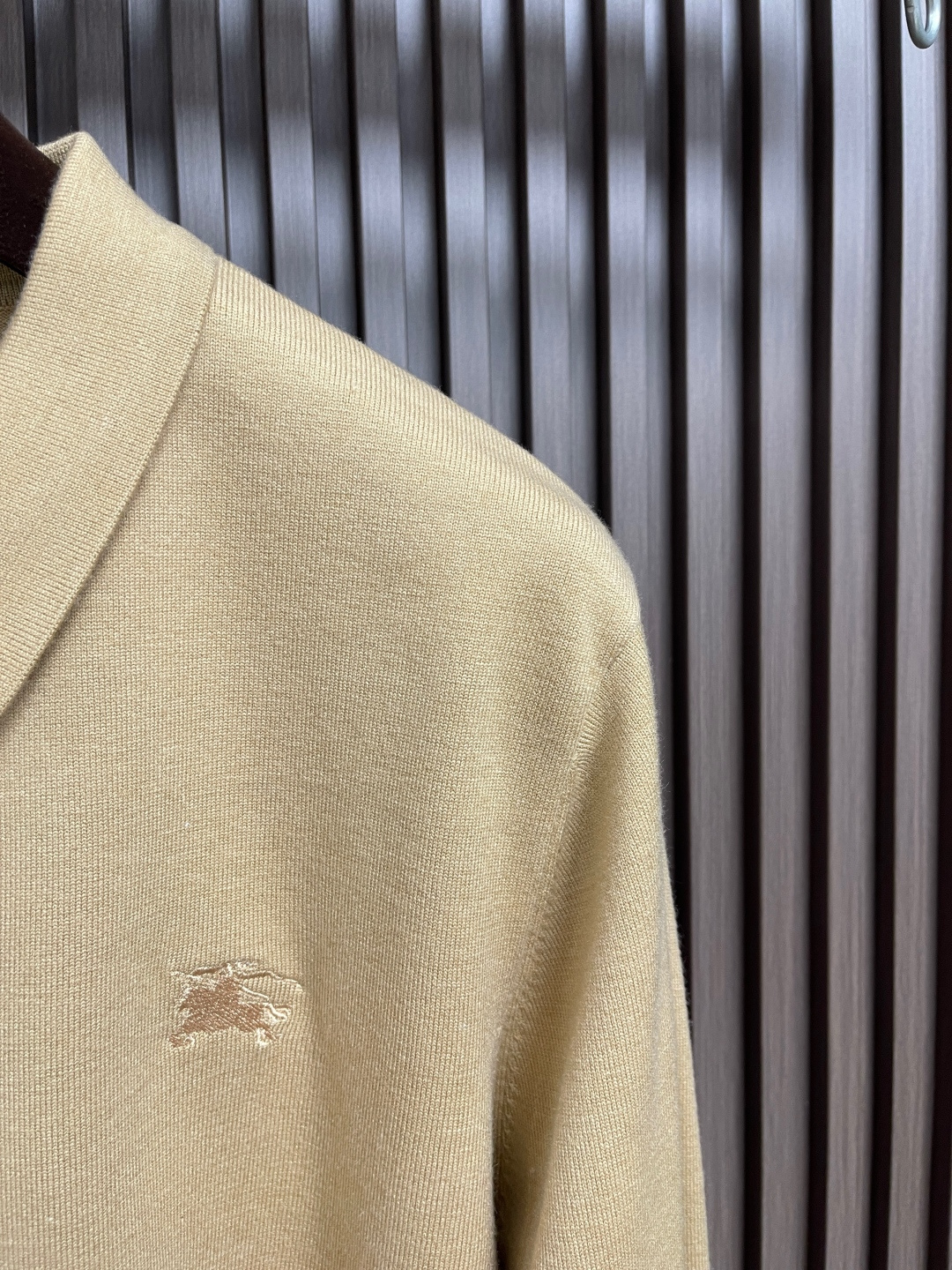 🛒🛒Burberry 战马小标刺绣POLO领针织毛衣，此款POLO领针织衫，选用轻盈纯羊毛平织面料打造。