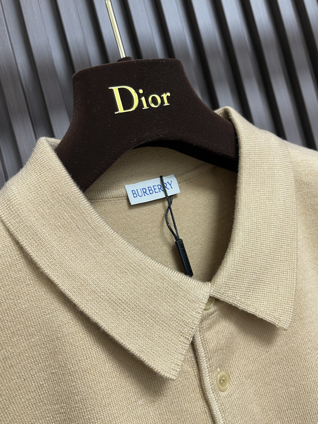 🛒🛒Burberry 战马小标刺绣POLO领针织毛衣，此款POLO领针织衫，选用轻盈纯羊毛平织面料打造。