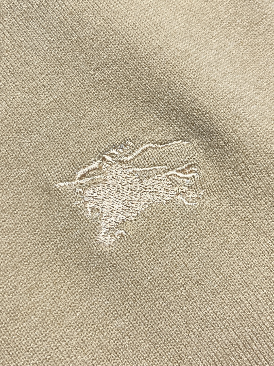 🛒🛒Burberry 战马小标刺绣POLO领针织毛衣，此款POLO领针织衫，选用轻盈纯羊毛平织面料打造。