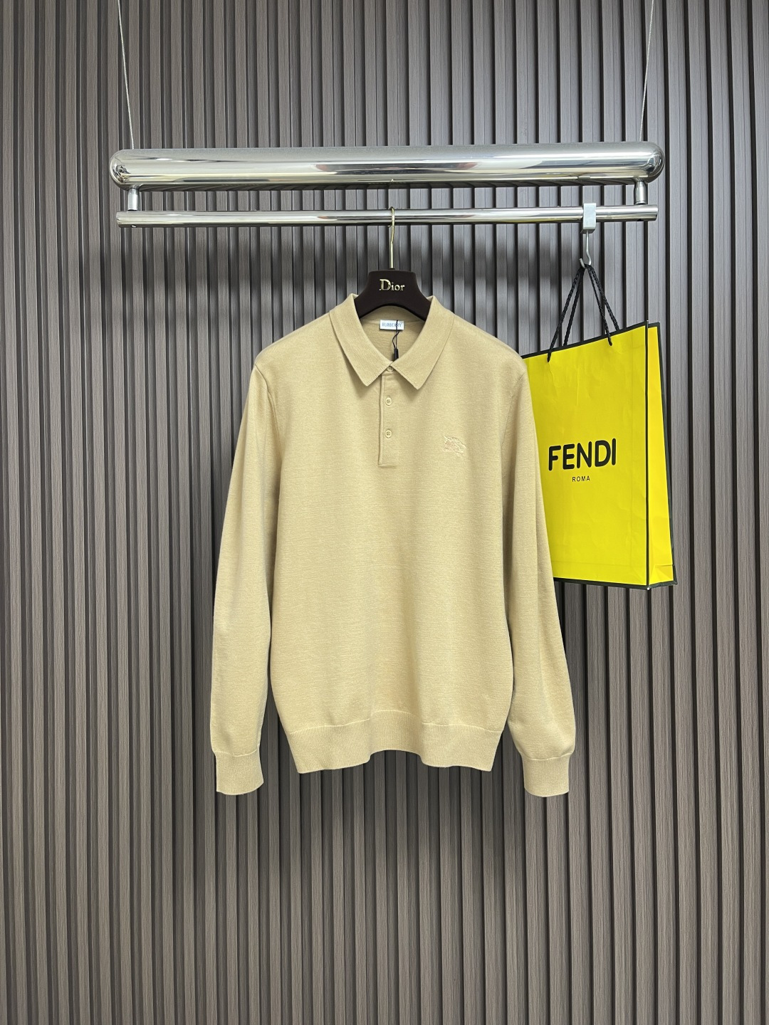 🛒🛒Burberry 战马小标刺绣POLO领针织毛衣，此款POLO领针织衫，选用轻盈纯羊毛平织面料打造。