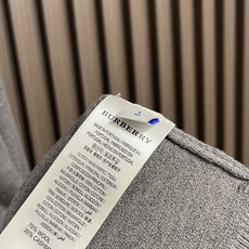 🛒🛒Burberry 战马小标刺绣POLO领针织毛衣,此款POLO领针织衫,选用轻盈纯羊毛平织面料打造。 🛒🛒Burberry 战马小标刺绣POLO领针织毛衣,此款POLO领针织衫,选用轻盈纯羊毛平织面料打造。