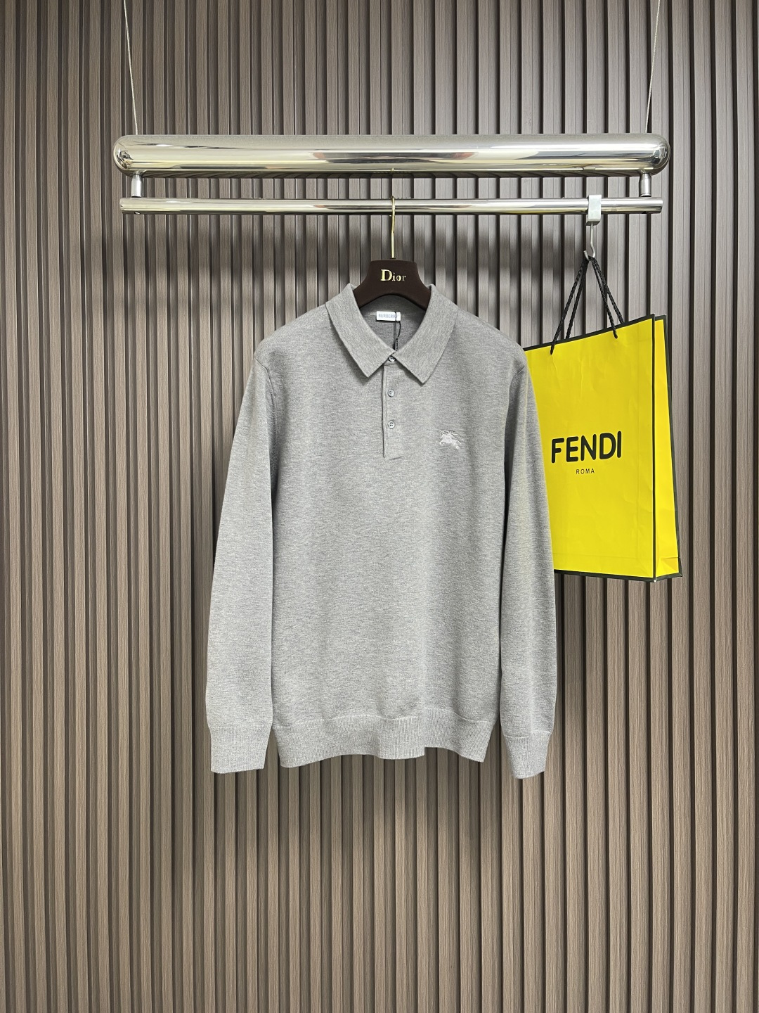 🛒🛒Burberry 战马小标刺绣POLO领针织毛衣，此款POLO领针织衫，选用轻盈纯羊毛平织面料打造。