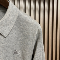 🛒🛒Burberry 战马小标刺绣POLO领针织毛衣,此款POLO领针织衫,选用轻盈纯羊毛平织面料打造。 🛒🛒Burberry 战马小标刺绣POLO领针织毛衣,此款POLO领针织衫,选用轻盈纯羊毛平织面料打造。