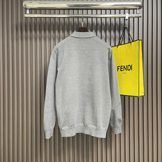 🛒🛒Burberry 战马小标刺绣POLO领针织毛衣,此款POLO领针织衫,选用轻盈纯羊毛平织面料打造。 🛒🛒Burberry 战马小标刺绣POLO领针织毛衣,此款POLO领针织衫,选用轻盈纯羊毛平织面料打造。