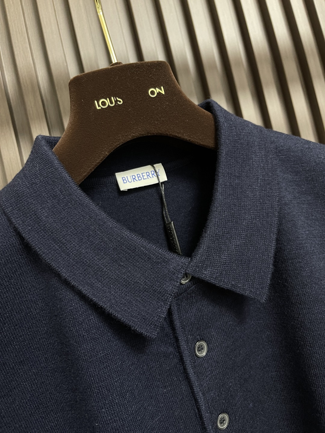 🛒🛒Burberry 战马小标刺绣POLO领针织毛衣，此款POLO领针织衫，选用轻盈纯羊毛平织面料打造。