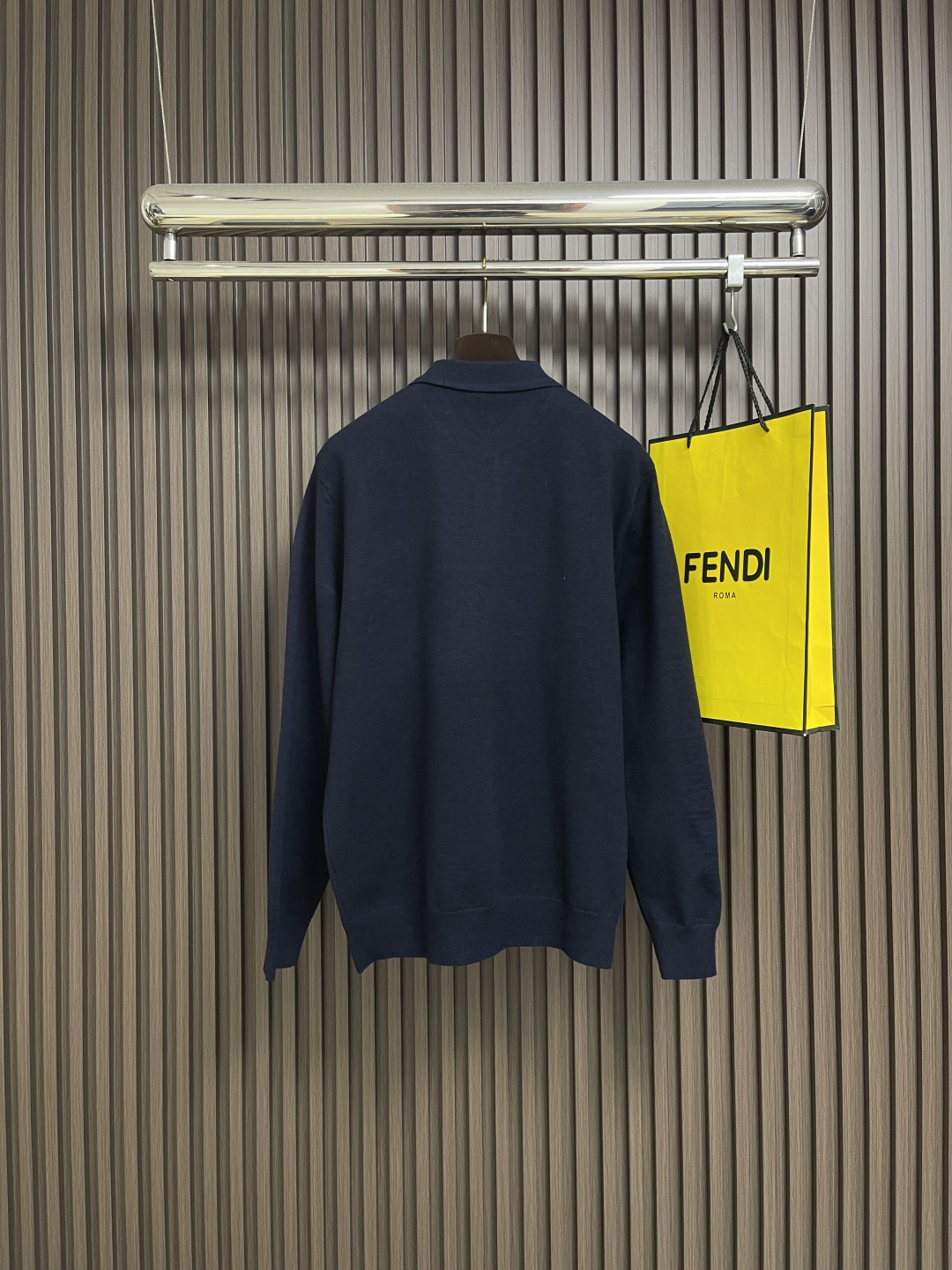 🛒🛒Burberry 战马小标刺绣POLO领针织毛衣，此款POLO领针织衫，选用轻盈纯羊毛平织面料打造。