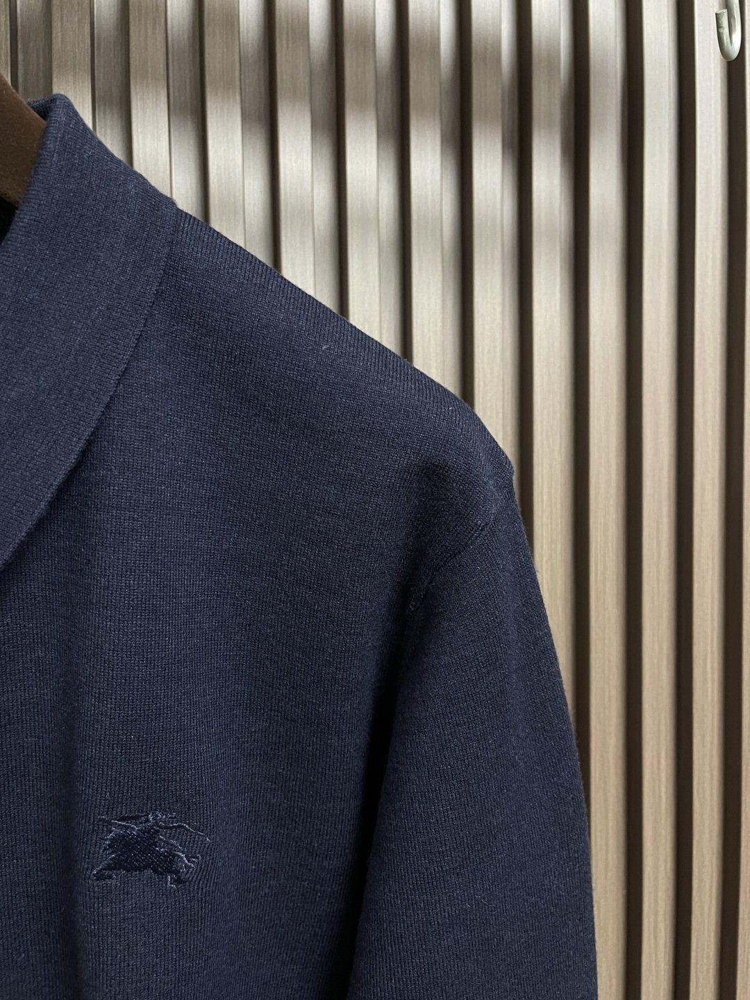 🛒🛒Burberry 战马小标刺绣POLO领针织毛衣，此款POLO领针织衫，选用轻盈纯羊毛平织面料打造。