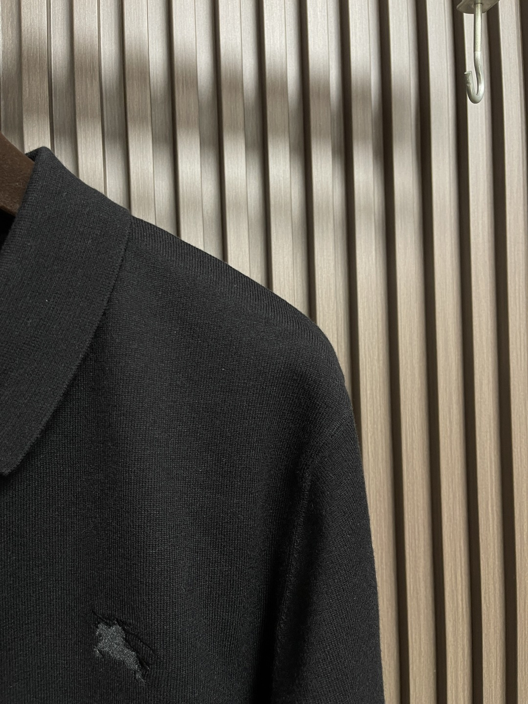 🛒🛒Burberry 战马小标刺绣POLO领针织毛衣，此款POLO领针织衫，选用轻盈纯羊毛平织面料打造。