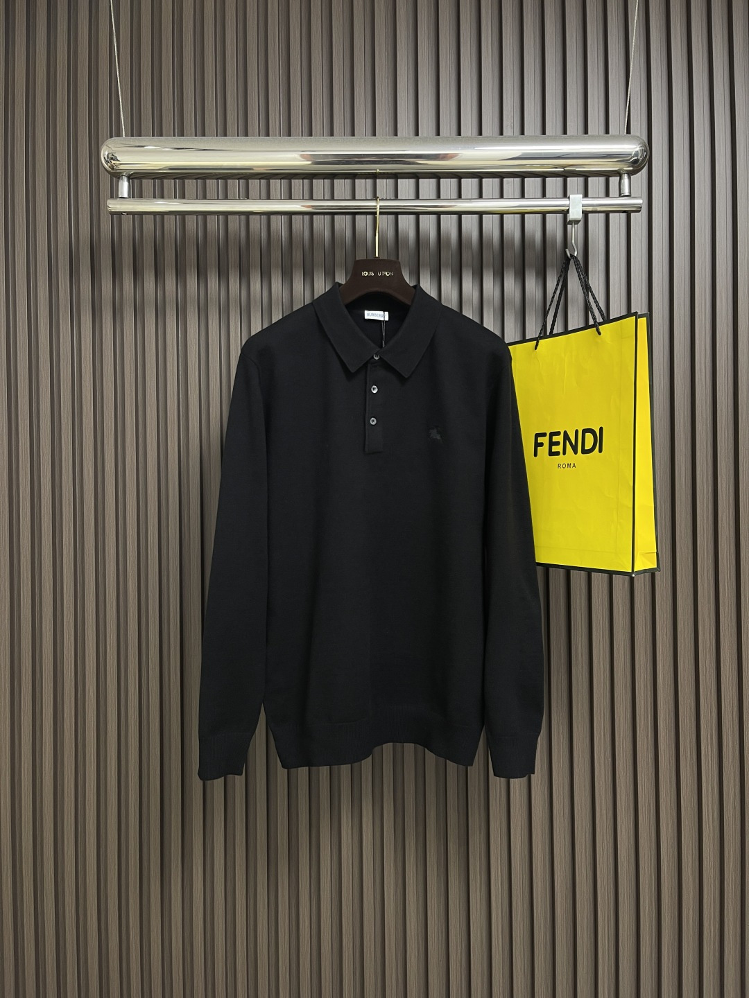 🛒🛒Burberry 战马小标刺绣POLO领针织毛衣，此款POLO领针织衫，选用轻盈纯羊毛平织面料打造。