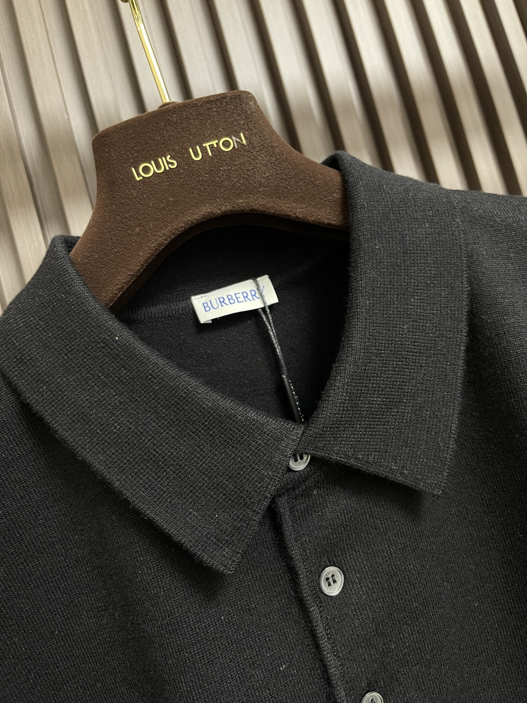 🛒🛒Burberry 战马小标刺绣POLO领针织毛衣，此款POLO领针织衫，选用轻盈纯羊毛平织面料打造。