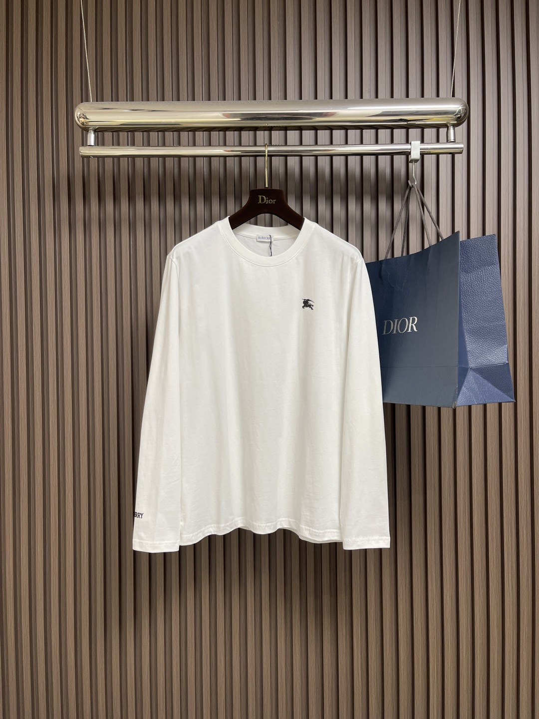 NO:526943,Burberry 2025s early autumn new long-sleeved T-shirt, basic style recommended!  A versatile God of War!  Classic war horse graphic three-dimensional offset printing design on the chest.  Three-dimensional matching of letter logo.  Excellent texture and breathable.  It's unforgettable!  Customized high-quality 40 300g pure cotton fabric.  Comfortable and soft ~ a must-have item for single outfits!  Size S-3XL S size bust 100 Shoulder width 44 Clothes length 68 sleeves 62 M size bust 104 Shoulder width 45.5 Clothes length 70 sleeves 63 L size bust 108 Shoulder width 47 Clothes length 72 Sleeve length 64 XL size bust 112 Shoulder width 48.5 Clothes length 74 sleeves 65 2XL size bust 116 Shoulder width 50 Clothes length 76 sleeves 66 3XL size bust 120 Shoulder width 51.5 Clothes length 78 sleeves 67,,burberry,tees,t-shirt,alexander wang19860909Burberry 2025s早秋新款长袖T恤,基础款推荐！百搭战神！胸前B家经典战马图形立体胶印设计．字母logo立体搭配．质感极好舒适又透气．让人过目难忘！订制优质40支300g纯棉面料．舒适柔软～单穿搭配必备单品！尺码S-3XL S码胸围100 肩宽44 衣长68袖长62 M码胸围104 肩宽45.5 衣长70袖长63 L码 胸围108 肩宽47 衣长72 袖长64 XL码 胸围112 肩宽48.5衣长74袖长65 2XL码 胸围116 肩宽50 衣长76袖长66 3XL码 胸围120 肩宽51.5衣长78袖长67,,burberry,tees，t-shirt,alexander wang,Men's clothing