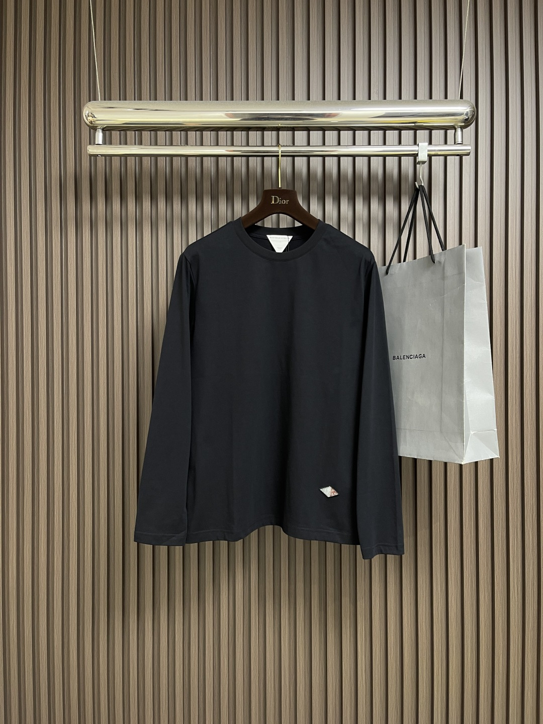 NO:526949,BV 2025SS autumn and winter new style zip embroidery long-sleeved T-shirt, three-dimensional logo zip embroidery technology, fabric fixed weaving and dyeing, using double-strand double-yarn cotton fabric, washed and treated, feel more comfortable. Size S-3XL Size bust 100 Shoulder width 44 Clothes 68 Sleeves 62 M Size bust 104 Shoulder width 45.5 Clothes 70 Sleeves 63 L Size bust 108 Shoulder width 47 Clothes 72 Sleeves 64 XL Size bust 112 Shoulder width 48.5 Clothes 74 Sleeves 65 2XL Size bust 116 Shoulder width 50 Clothes 76 Sleeves 66 3XL Size bust 120 Shoulder width 51.5 Clothes 78 Sleeves 67,,bottega Veneta,tees,t-shirt,alexander wang19860909BV 2025SS秋冬新款仔章刺绣长袖T恤,立体logo仔章刺绣工艺,面料定织定染,采用双股双纱全棉面料,经过洗水处理,手感更加舒适.尺码S-3XL S码胸围100 肩宽44 衣长68袖长62 M码胸围104 肩宽45.5 衣长70袖长63 L码 胸围108 肩宽47 衣长72 袖长64 XL码 胸围112 肩宽48.5衣长74袖长65 2XL码 胸围116 肩宽50 衣长76袖长66 3XL码 胸围120 肩宽51.5衣长78袖长67,,bottega veneta,tees，t-shirt,alexander wang,Men's clothing