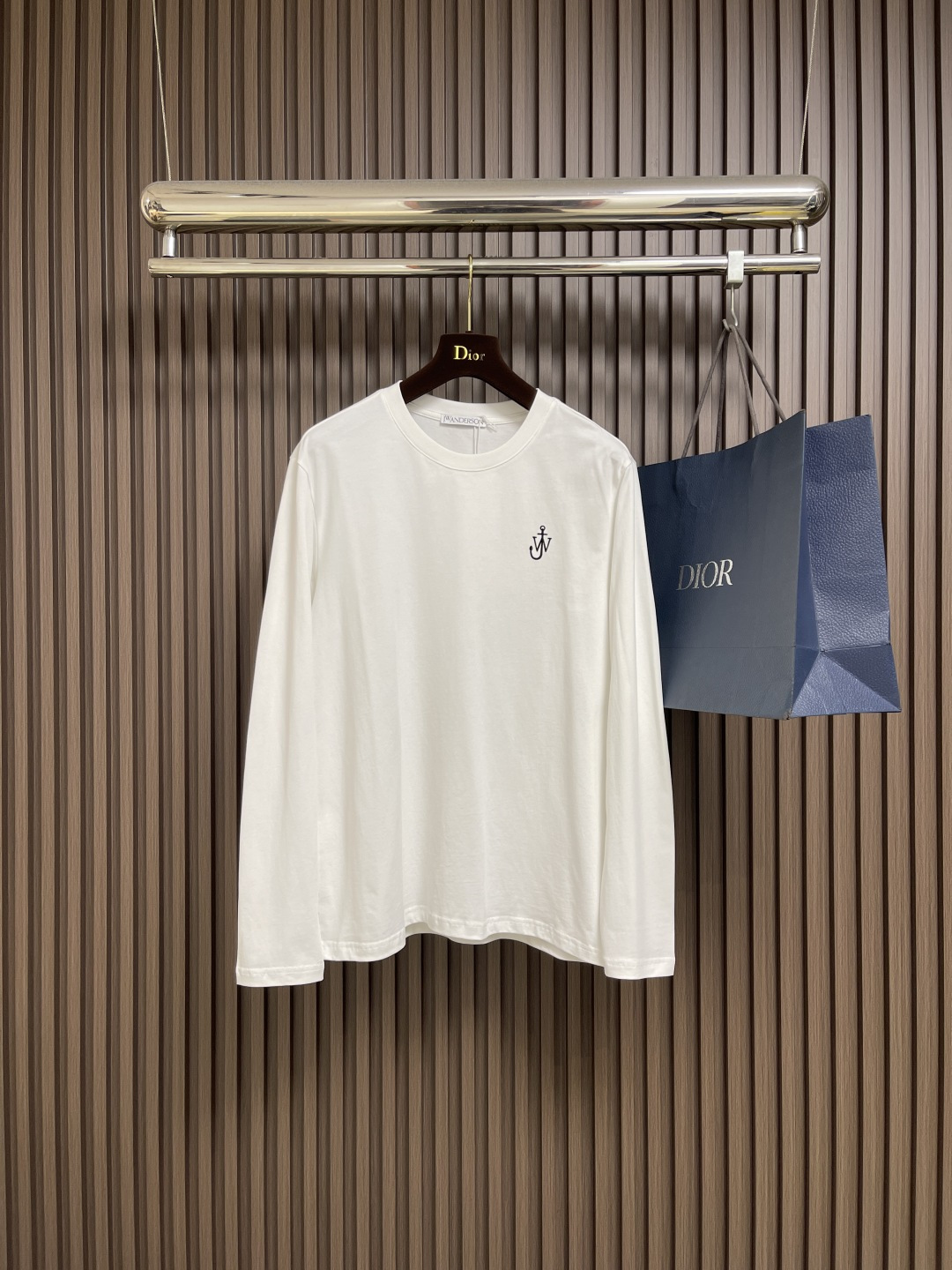 NO:526940,jwanderson round neck base T-shirt!  Natural and stylish, it can make the neck and face look visually slimming. The chest logo embellishes very delicately. It reflects the highlights of details. The combination is tailored to fit just the right looseness. The upper body forms a smooth three-dimensional line. As a must-have for inner wear in autumn and winter, the focus is on the fabric. This style is made of a cashmere protein-blend material with a custom double-sided fur. It feels soft and has a baby-like touch. Size S-3XL S size bust 100 Shoulder width 44 Sleeve length 68 Sleeve length 62 Size M bust 104 Shoulder width 45.5 Sleeve length 70 Sleeve length 63 Size L size bust 108 Shoulder width 47 Sleeve length 72 Sleeve length 64 XL size bust 112 Shoulder width 48.5 Sleeve length 74 Sleeve length 65 2XL size bust 116 Shoulder width 50 Sleeve length 76 Sleeve length 66  3XL size bust 120 shoulder width 51.5 clothes length 78 sleeve length 67, tees, t-shirt, alexander wang19860909jwanderson 圆领打底T恤！层次自然有型 能很好修饰脖子与脸型视觉上显瘦 胸口标志印花点缀 很精致 体现细节亮点 合体的剪裁恰到好处宽松度 上身形成流畅立体线条感 作为经典秋冬季内搭必备款 重点看面料这款采用客供订织双面磨毛的羊绒蛋白混纺材质,手感柔软 穿着有着婴儿肌肤般的触感.尺码S-3XL S码胸围100 肩宽44 衣长68袖长62 M码胸围104 肩宽45.5 衣长70袖长63 L码 胸围108 肩宽47 衣长72 袖长64 XL码 胸围112 肩宽48.5衣长74袖长65 2XL码 胸围116 肩宽50 衣长76袖长66 3XL码 胸围120 肩宽51.5衣长78袖长67,,tees，t-shirt,alexander wang,Men's clothing