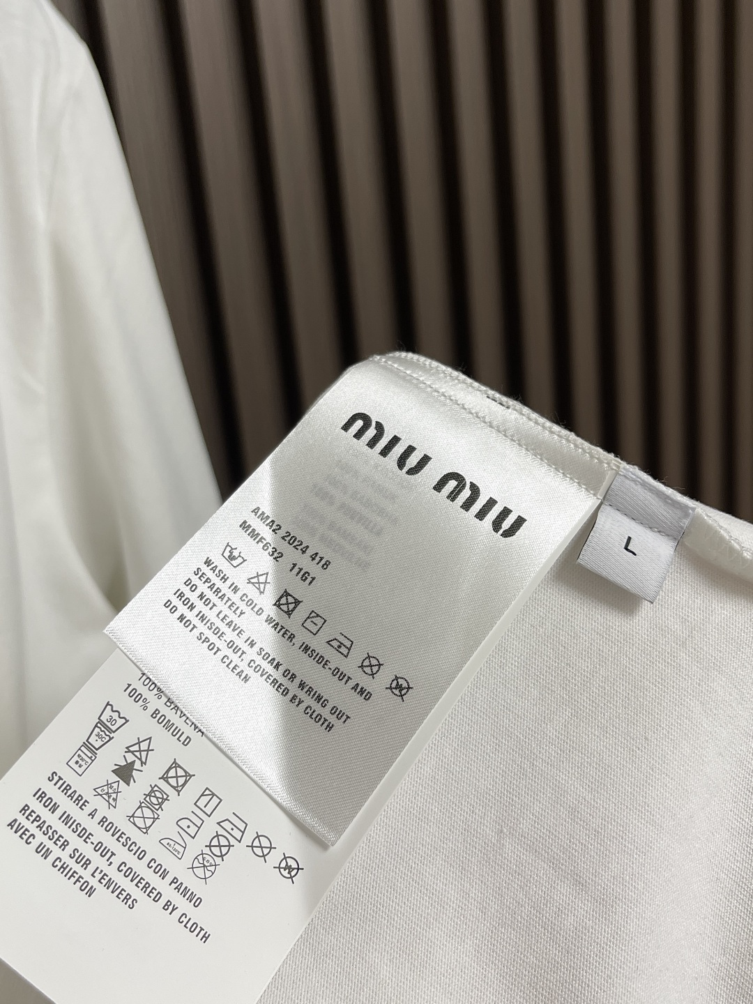 🛒🛒MIUMIU 2025SS圆领长袖T恤，采用高品级24支精梳棉纱线，通过「先染后织」工艺确保色彩均匀
