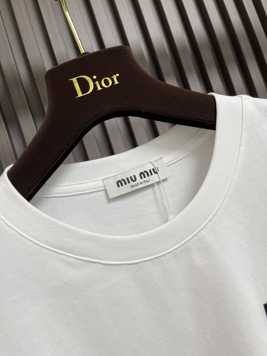 🛒🛒MIUMIU 2025SS圆领长袖T恤，采用高品级24支精梳棉纱线，通过「先染后织」工艺确保色彩均匀