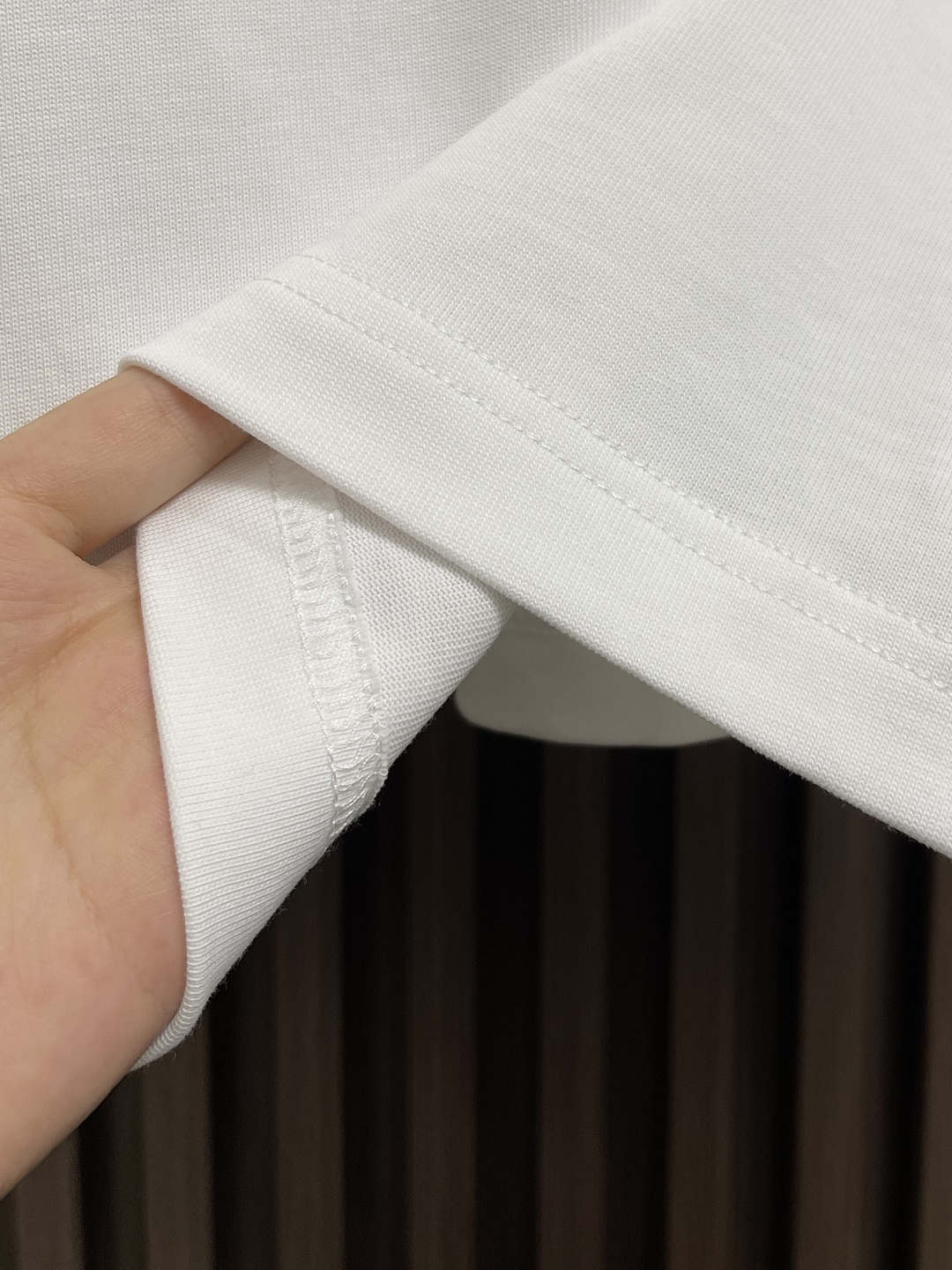 🛒🛒Y3 秋冬季新款圆领长袖T恤，采用优质棉质面料！亲肤舒适！肩部线条点缀设计，版型设计上身腔调十足，裁