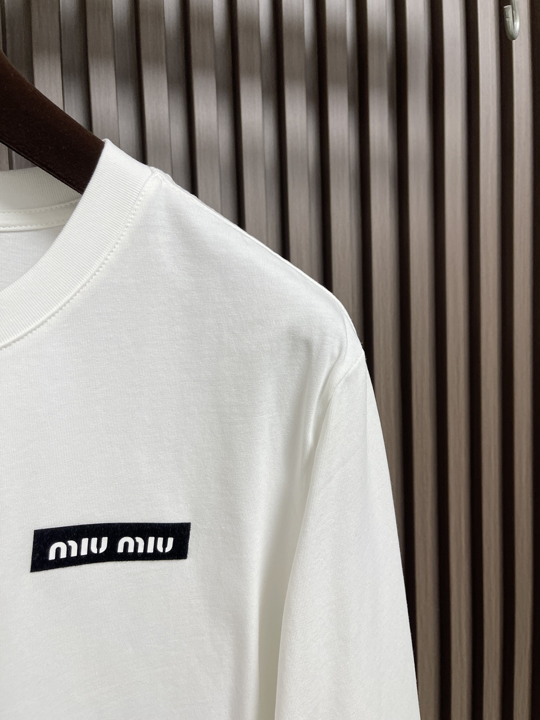 🛒🛒MIUMIU 2025SS圆领长袖T恤，采用高品级24支精梳棉纱线，通过「先染后织」工艺确保色彩均匀