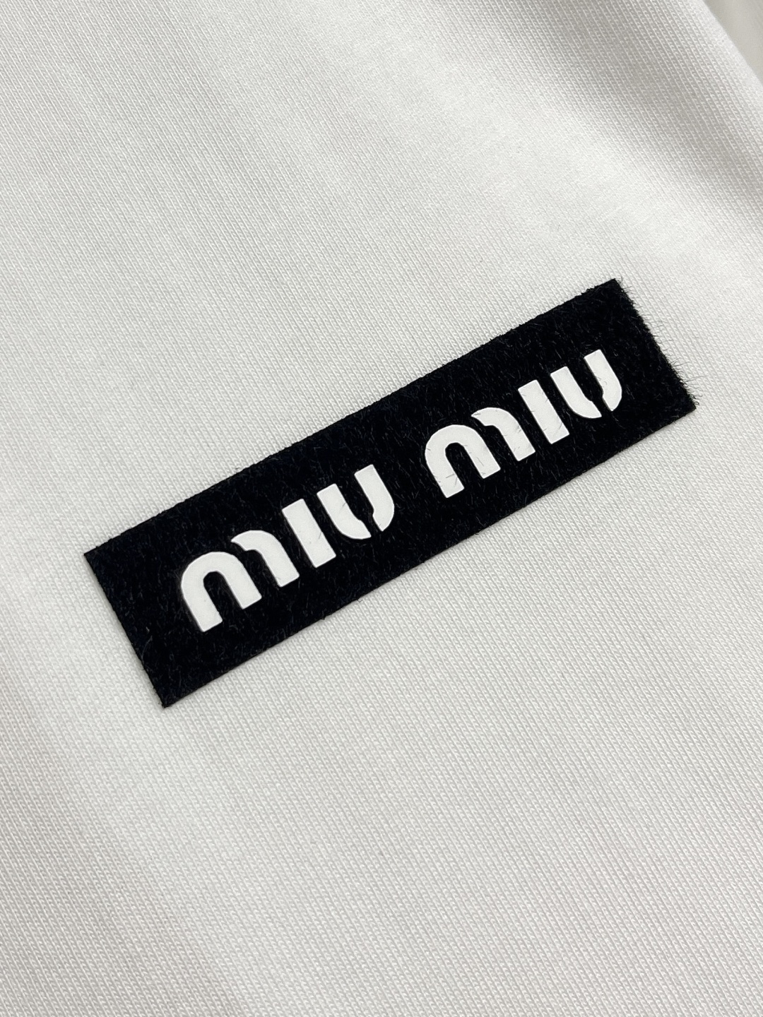 🛒🛒MIUMIU 2025SS圆领长袖T恤，采用高品级24支精梳棉纱线，通过「先染后织」工艺确保色彩均匀