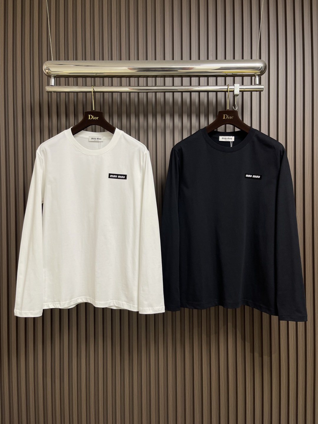 🛒🛒MIUMIU 2025SS圆领长袖T恤，采用高品级24支精梳棉纱线，通过「先染后织」工艺确保色彩均匀