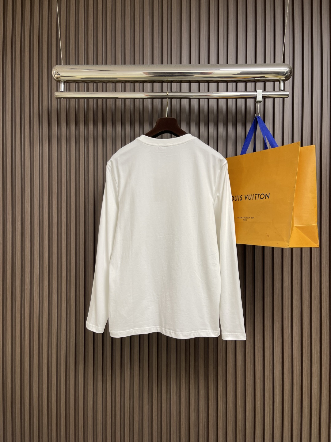 🛒🛒MIUMIU 2025SS圆领长袖T恤，采用高品级24支精梳棉纱线，通过「先染后织」工艺确保色彩均匀