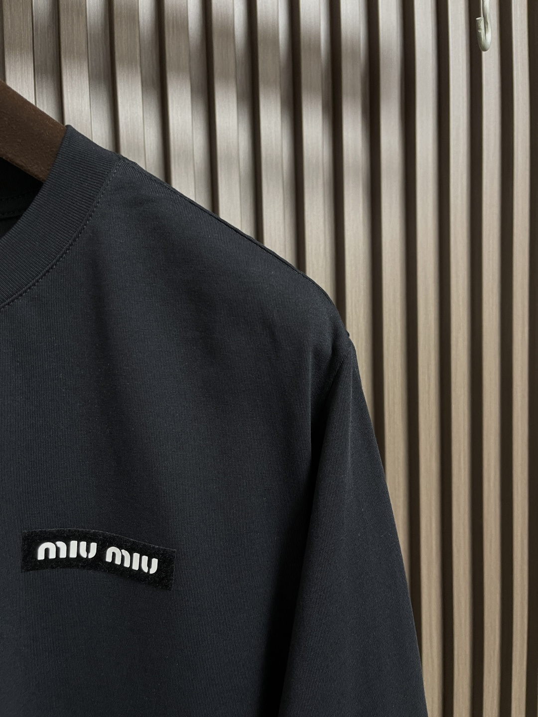 🛒🛒MIUMIU 2025SS圆领长袖T恤，采用高品级24支精梳棉纱线，通过「先染后织」工艺确保色彩均匀