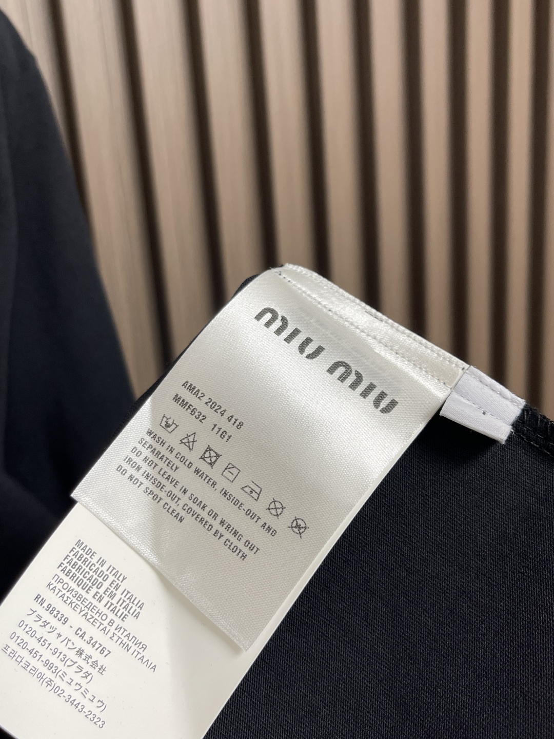 🛒🛒MIUMIU 2025SS圆领长袖T恤，采用高品级24支精梳棉纱线，通过「先染后织」工艺确保色彩均匀