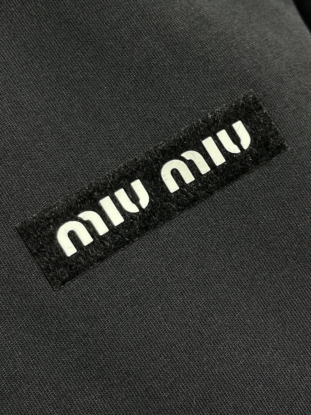 🛒🛒MIUMIU 2025SS圆领长袖T恤，采用高品级24支精梳棉纱线，通过「先染后织」工艺确保色彩均匀