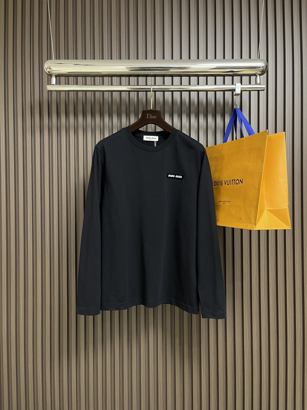 🛒🛒MIUMIU 2025SS圆领长袖T恤，采用高品级24支精梳棉纱线，通过「先染后织」工艺确保色彩均匀