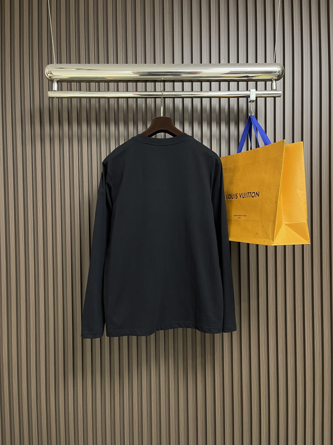 🛒🛒MIUMIU 2025SS圆领长袖T恤，采用高品级24支精梳棉纱线，通过「先染后织」工艺确保色彩均匀