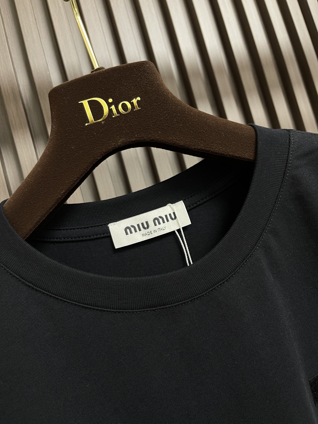 🛒🛒MIUMIU 2025SS圆领长袖T恤，采用高品级24支精梳棉纱线，通过「先染后织」工艺确保色彩均匀