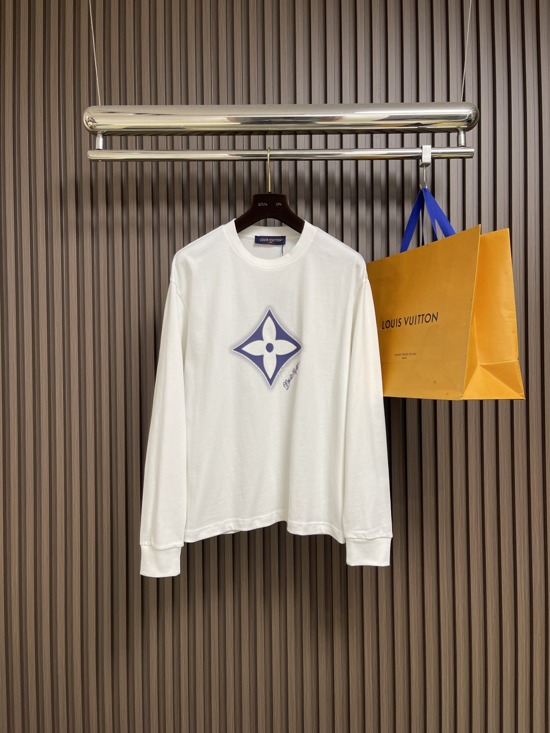 NO:526956,LV 2025fw printed logo long-sleeved T-shirt, customized 260g cotton double yarn tight and smooth fabric, clean cloth surface, clear cloth pattern, very delicate and solid feel, more firm and tight and wear-resistant, the dress has three-dimensional positioning and tailoring. Size S-3XL Size bust 53 Shoulder width 49.5 Sleeve length 67 Sleeve length 60 M Size bust 55 Shoulder width 51 Sleeve length 69 Sleeve length 61 L Sleeve length 57 Shoulder width 52.5 Sleeve length 71 Sleeve length 62 XL Size bust 59 Shoulder width 54 Sleeve length 73 Sleeve length 63 2XL Size bust 61 Shoulder width 55.5 Sleeve length 75 Sleeve length 64 3XL Size bust 63 Shoulder width 57 Sleeve length 77 Sleeve length 65,,louis vuitton,tees,t-shirt,alexander  wang19860909LV 2025fw 印花logo长袖t恤,定制260g全棉双纱紧密爽滑面料,布面干净,布纹清晰,手感非常细腻扎实,更加力挺 紧实耐磨,整衣立体定位剪裁.尺码S-3XL S码胸围53 肩宽49.5 衣长67袖长60 M码胸围55 肩宽51 衣长69袖长61 L码 胸围57 肩宽52.5 衣长71 袖长62 XL码 胸围59 肩宽54 衣长73袖长63 2XL码 胸围61 肩宽55.5 衣长75袖长64 3XL码 胸围63 肩宽57 衣长77袖长65,,louis vuitton,tees，t-shirt,alexander wang,Men's clothing