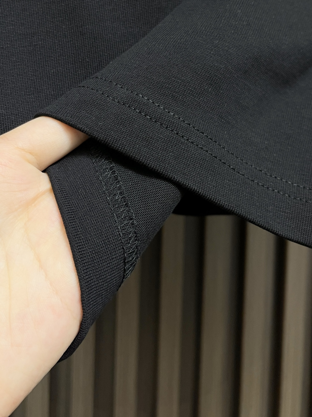 🛒🛒Y3 秋冬季新款圆领长袖T恤，采用优质棉质面料！亲肤舒适！肩部线条点缀设计，版型设计上身腔调十足，裁