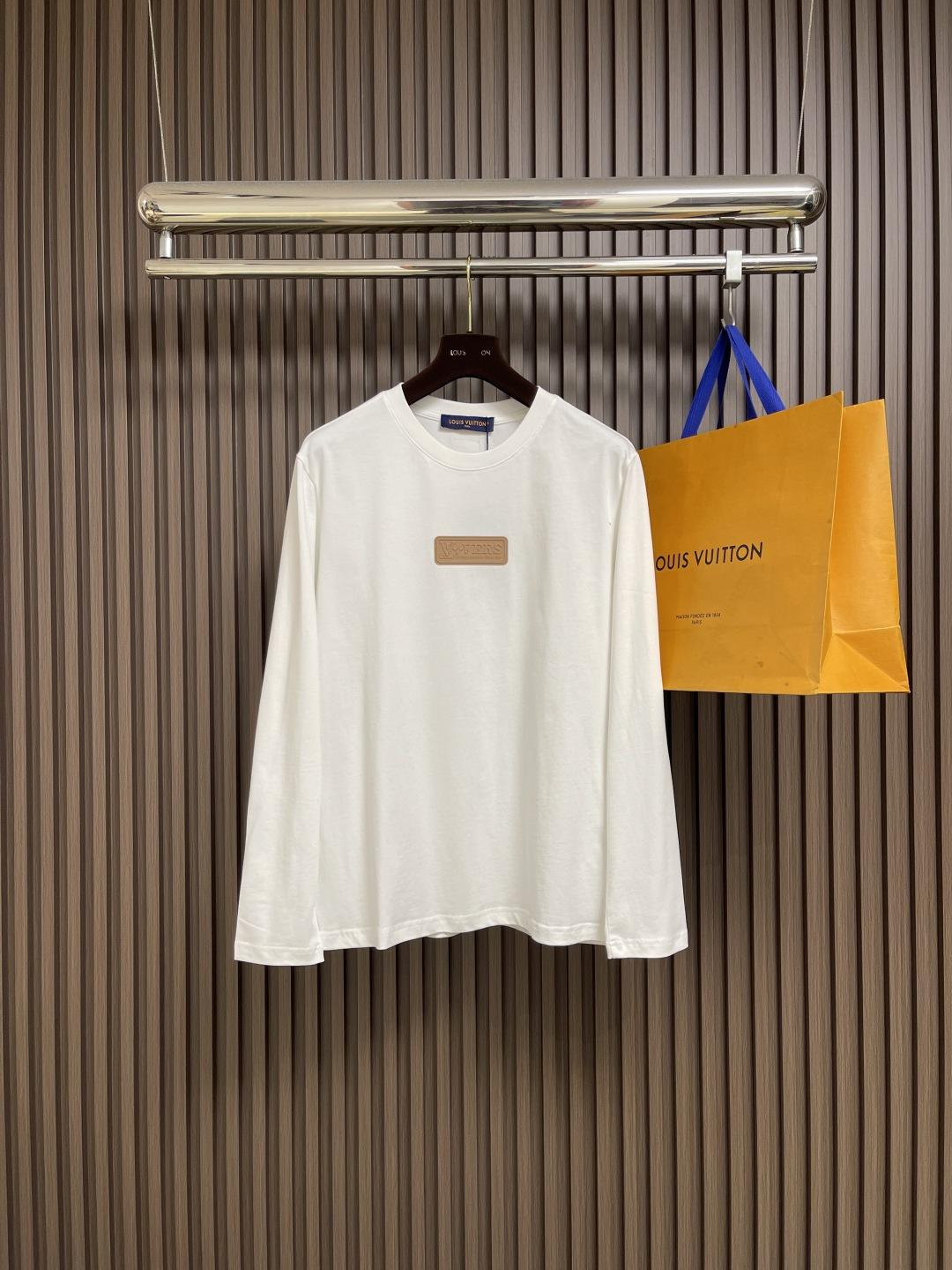 NO:526958,LV 2025SS early autumn new leather logo long-sleeved T-shirt, the fabric is made of 26s double yarn surface and 10s fish scale bottom fabric, paired with 380g ribs and 21s double yarn pull-up frame, not only ensures the texture and warmth of the clothes, but also demonstrates the quality in the details. The front vuitton leather embossing process is exquisite, adding a bright color to the simple design. Size S-3XL S size bust 100 Shoulder width 44 Sleeve length 68 Sleeve length 62 M Size bust 104 Shoulder width 45.5 Sleeve length 70 Sleeve length 63 L Size bust 108 Shoulder width 47 Sleeve length 72 Sleeve length 64 XL Size bust 112 Shoulder width 48.5 Sleeve length 74 Sleeve length 65 2XL Size bust 116 Shoulder width 50 Sleeve length 76 Sleeve length 66 3XL Size bust 120  Shoulder width 51.5 clothes 78 sleeves 67, louis vuitton,tees, t-shirt,alexander wang19860909LV 2025SS早秋新款皮质logo长袖T恤,面料采用26s双纱面和10s鱼鳞底面料,搭配380g罗纹与21s双纱拉架,不仅确保了衣物的质感与保暖性,更在细节处彰显品质,正面的vuitton皮质压花工艺精细,为简约设计增添了一抹亮色,尺码S-3XL S码胸围100 肩宽44 衣长68袖长62 M码胸围104 肩宽45.5 衣长70袖长63 L码 胸围108 肩宽47 衣长72 袖长64 XL码 胸围112 肩宽48.5衣长74袖长65 2XL码 胸围116 肩宽50 衣长76袖长66 3XL码 胸围120 肩宽51.5衣长78袖长67,,louis vuitton,tees，t-shirt,alexander wang,Men's clothing