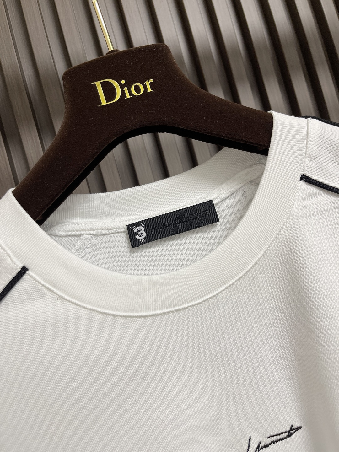 🛒🛒Y3 秋冬季新款圆领长袖T恤，采用优质棉质面料！亲肤舒适！肩部线条点缀设计，版型设计上身腔调十足，裁