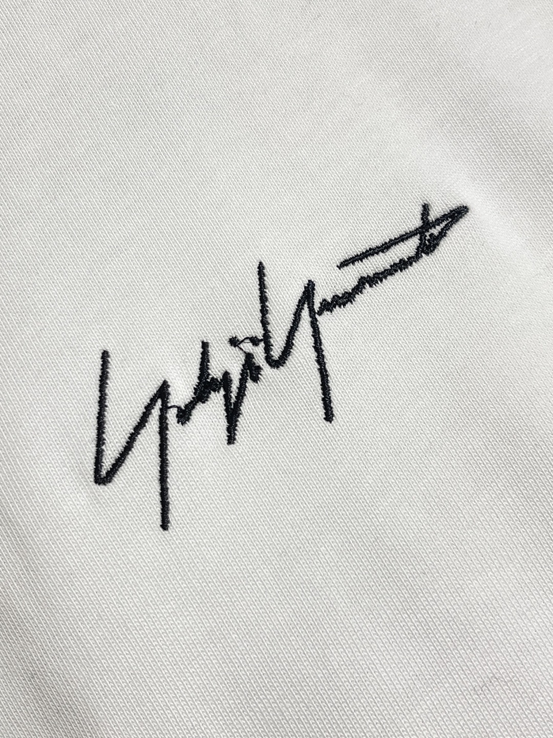 🛒🛒Y3 秋冬季新款圆领长袖T恤，采用优质棉质面料！亲肤舒适！肩部线条点缀设计，版型设计上身腔调十足，裁