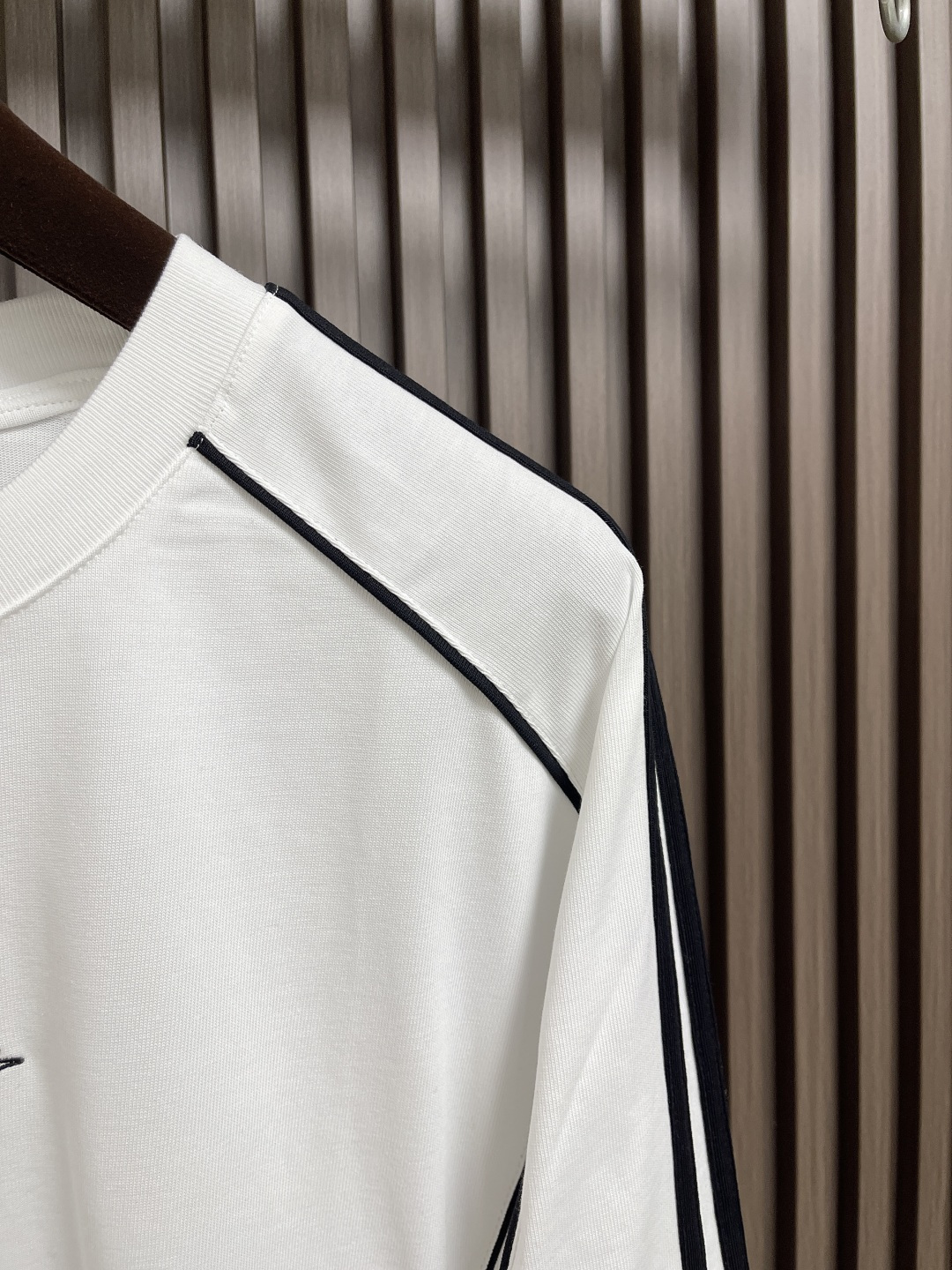 🛒🛒Y3 秋冬季新款圆领长袖T恤，采用优质棉质面料！亲肤舒适！肩部线条点缀设计，版型设计上身腔调十足，裁