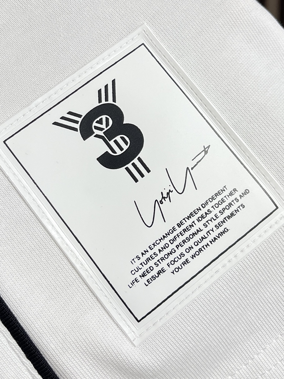 🛒🛒Y3 秋冬季新款圆领长袖T恤，采用优质棉质面料！亲肤舒适！肩部线条点缀设计，版型设计上身腔调十足，裁