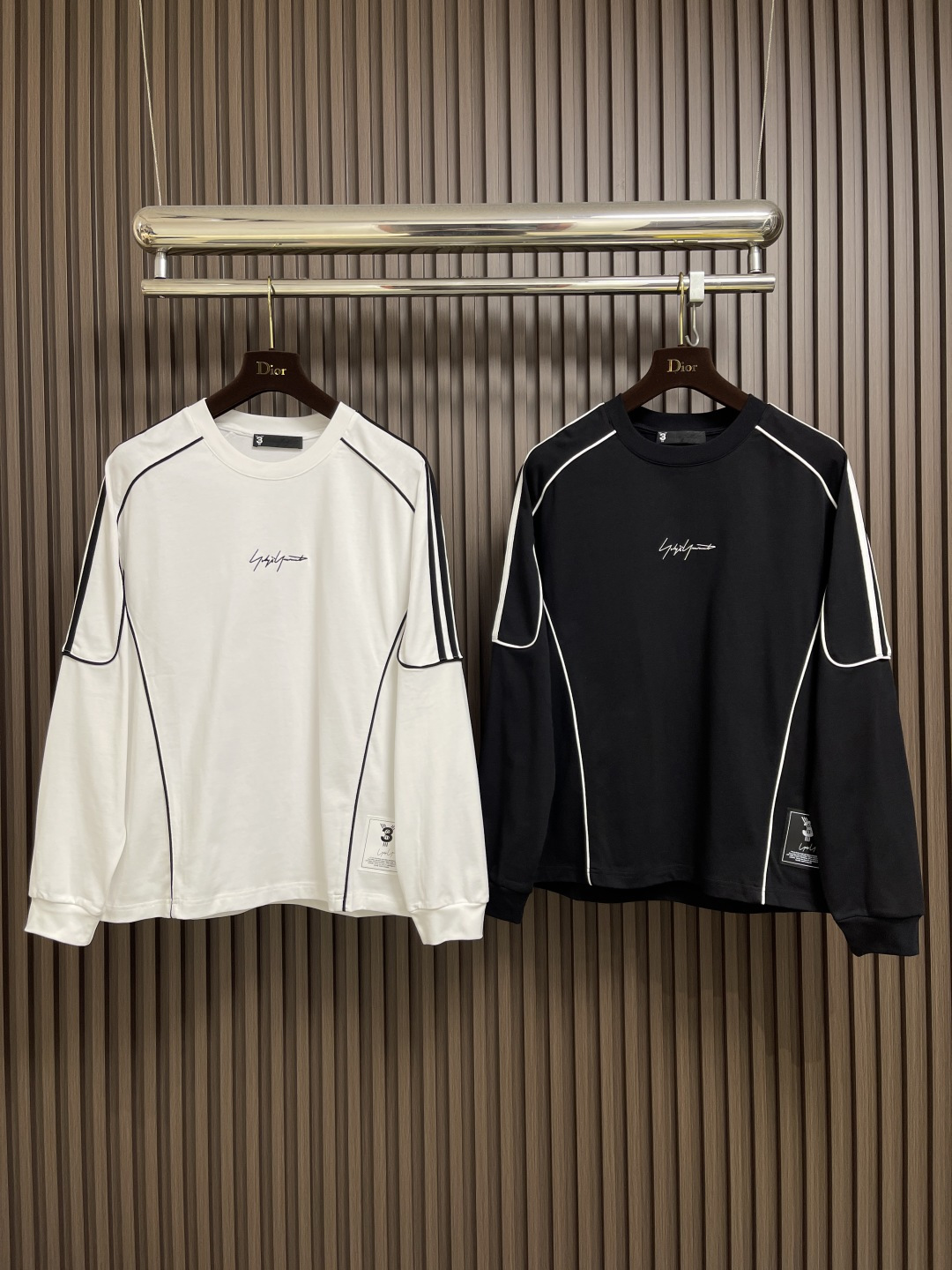 🛒🛒Y3 秋冬季新款圆领长袖T恤，采用优质棉质面料！亲肤舒适！肩部线条点缀设计，版型设计上身腔调十足，裁