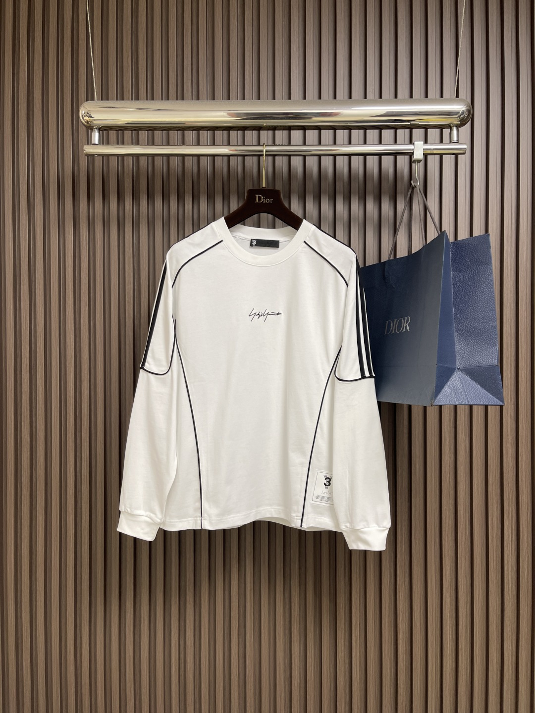 NO:530100,Y3 new round neck long-sleeved T-shirt in autumn and winter, made of high-quality cotton fabric!  Skin-friendly and comfortable!  The shoulder lines are embellished, the layout is full of body accents, and the cutting process is neatly routed!  Size M-3XL, tees, t-shirt, alexander wang19860909Y3 秋冬季新款圆领长袖T恤,采用优质棉质面料！亲肤舒适！肩部线条点缀设计,版型设计上身腔调十足,裁剪工艺走线工整！尺码M-3XL,,tees，t-shirt,alexander wang,Men's clothing